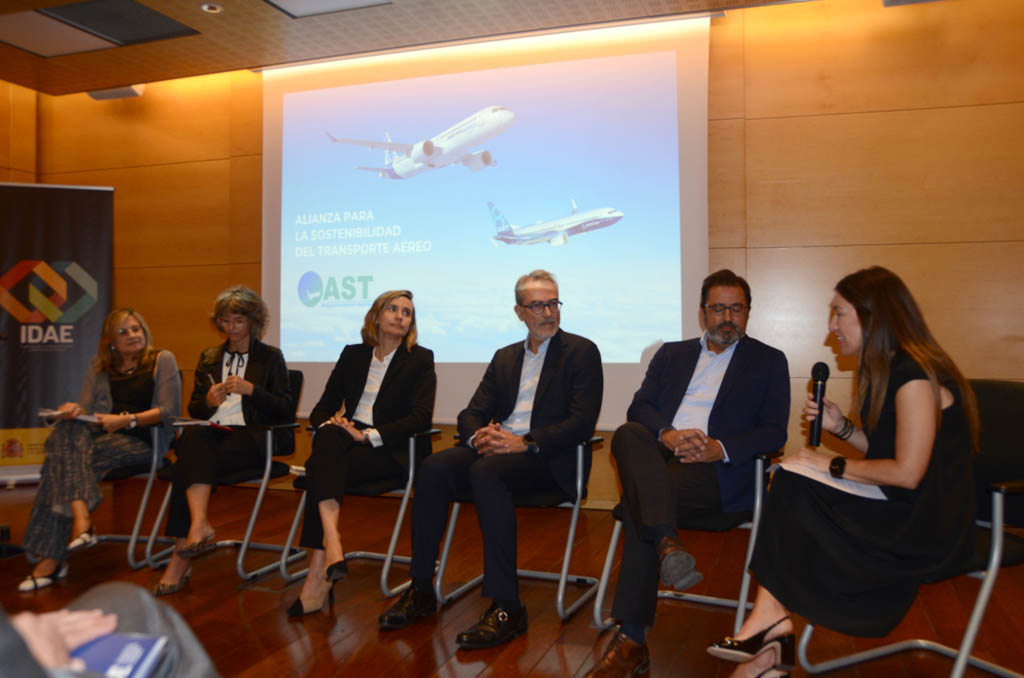 Ponentes en la mesa de debate de la presentación del Libro Blanco del SAF de la AST.