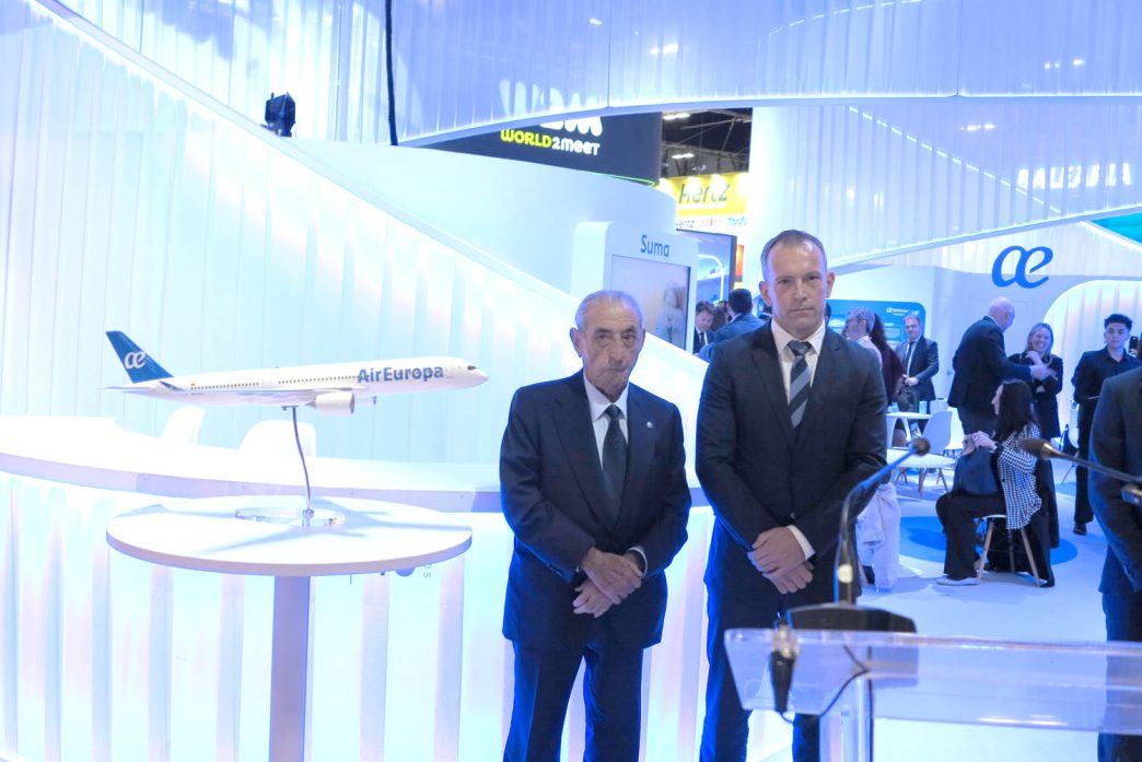 Juan José Hidalgo y Ville Arhippainen de Airbus en Fitur 2026.