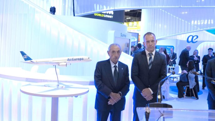 Juan José Hidalgo y Ville Arhippainen de Airbus en Fitur 2026.