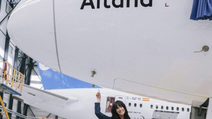 Aitana junto al Boeing 787 de Air Europa con su nombre.