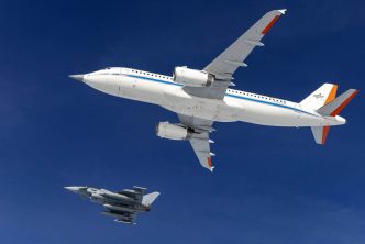 El Airbus A320 ATRA junto a un Eurofighter del Escuadrón Táctico 73 de la Fuerza Aérea alemana.