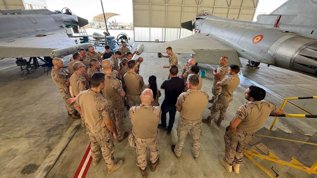 Personal del Ala 46 recibiendo sus primeras clases sobre el Eurofighter en el Ala 11.