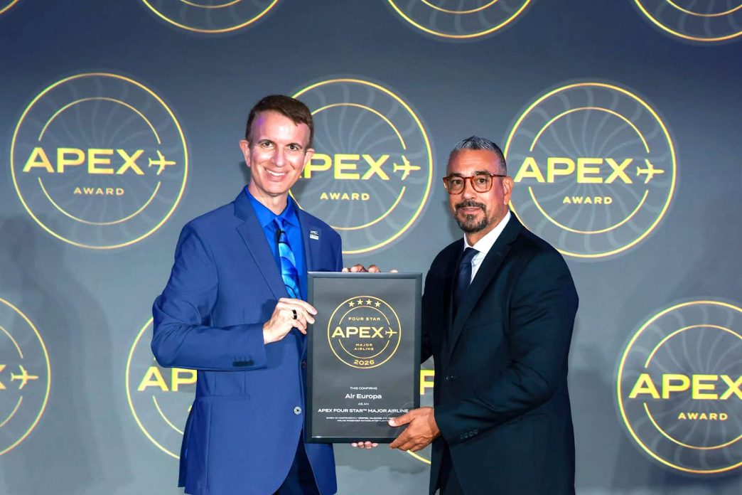 Alex Capdevilla, jefe de Entretenimiento a Bordo y Conectividad recoge el galardón de Air Europa.