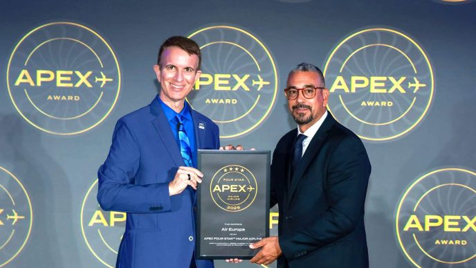 Alex Capdevilla, jefe de Entretenimiento a Bordo y Conectividad recoge el galardón de Air Europa.