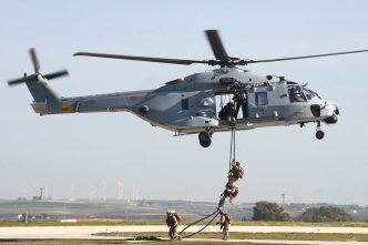 Ejercicio de descenso por fast rope desde el NH90 de la Armada.