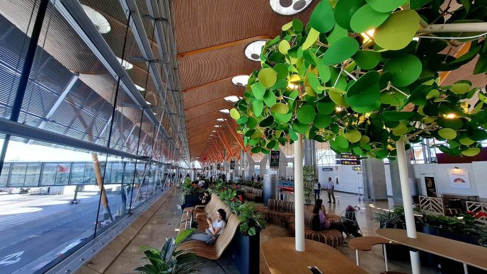 Nuevo mobiliario sostenible en varias zonas del embaque de la T1 y T4. del aeropuerto de Madrid-Barajas.