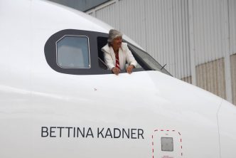 Bettina Kadner en el Airbus A320neo con su nombre.