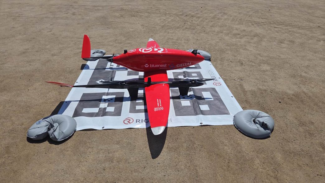 El UAV Eiger usado en la prueba en Santiago de Chile sobre la zona de aterrizaje. El código tipo QR impreso permite al dron identificarla y aterrizar de forma automática.