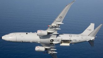 Boeing P-8 de la Fuerza Aérea de Australia armado con misiles anti buquey su bodega de torpedos abierta.