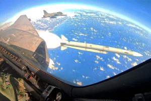 Lanzamiwento de un misil MBDA Meteor desde un Saab Gripen de la Fuerza Aérea de Brasil.
