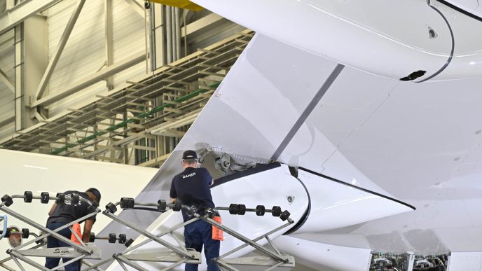Presonal de Daher trabajando en el ala de un Airbus. en la FAL en Toulouse.