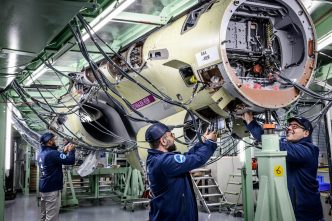 Trabajos en el fuselaje delantero de un Rafale en la factoría de Cegny.