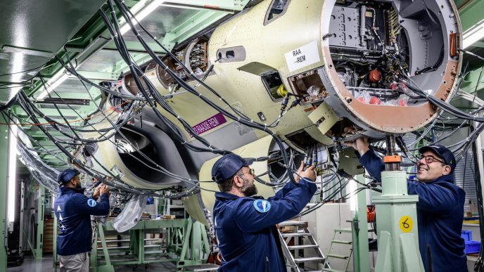 Trabajos en el fuselaje delantero de un Rafale en la factoría de Cegny.