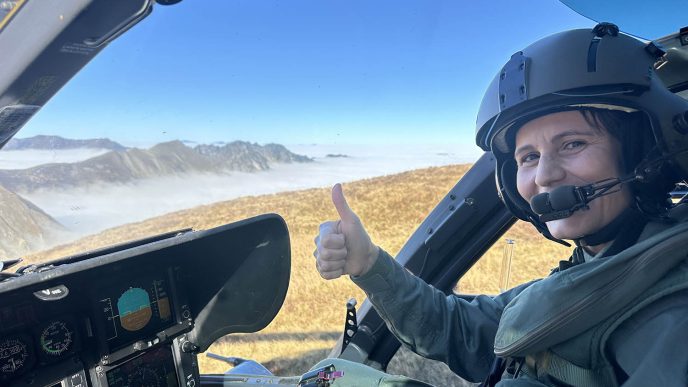 Samantha Cristoforetti durante su formación como piloto de helicóptero. Es piloto militar, y entre otros aviones voló el AMX.