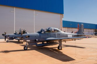 Los dos Embraer A-29 uruguayos todavá con sus marcas nacionales tapadas para el vuelo de entrega.
