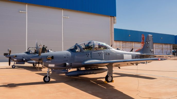 Los dos Embraer A-29 uruguayos todavá con sus marcas nacionales tapadas para el vuelo de entrega.