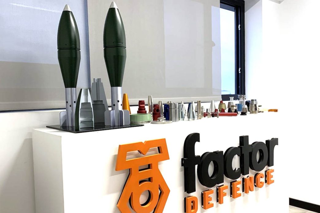 Ejemplos de piezas y proyectiles fabricados ppr Factor Ingeniería y Decoletaje, una de las empresas fundadoras de Apolo.