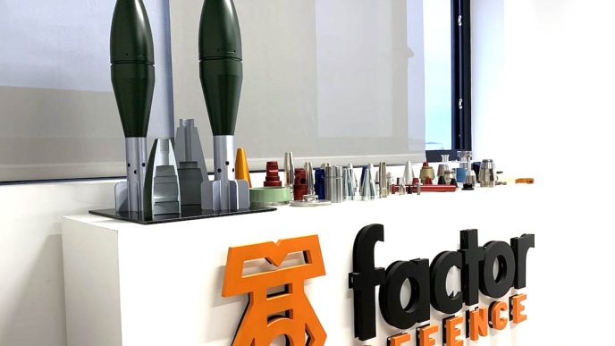 Ejemplos de piezas y proyectiles fabricados ppr Factor Ingeniería y Decoletaje, una de las empresas fundadoras de Apolo.