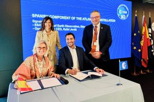Acto de firma del contrato con Open Cosmos para la Constelación Atlantica.
