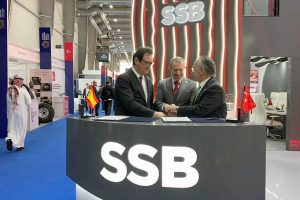 Firma del acuerdo entre Grupo Oesía y SDT en la feria World Defense Show.