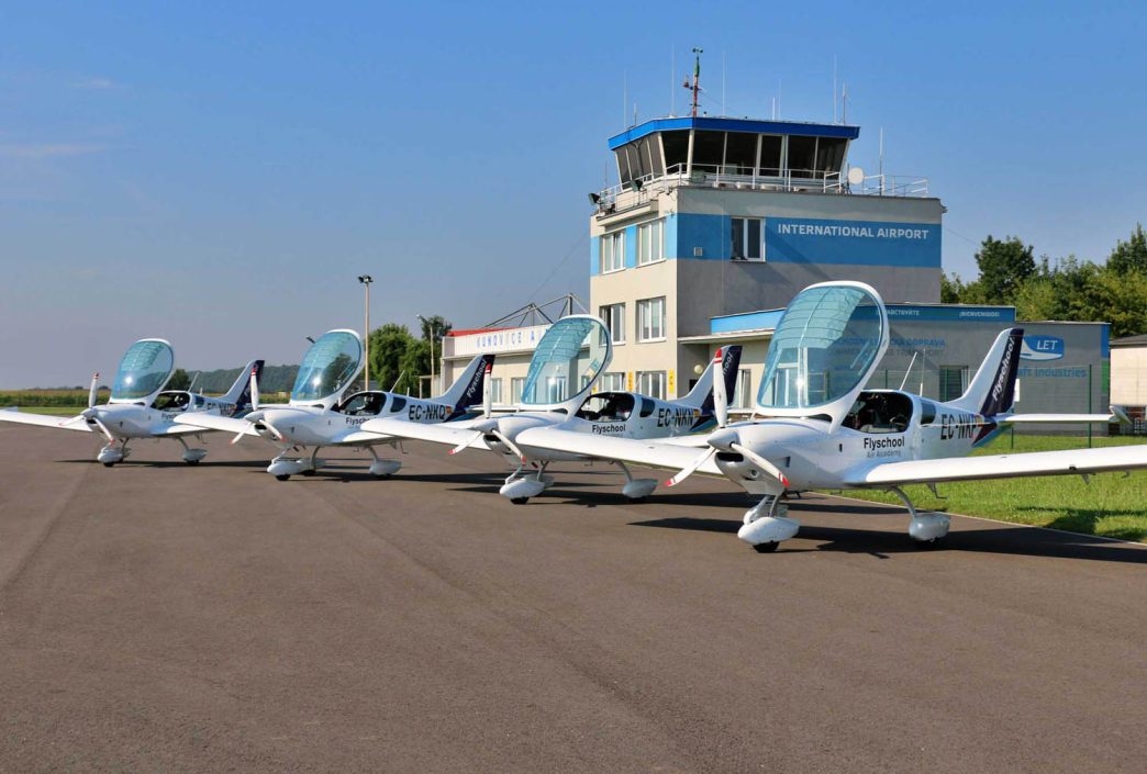 Los alumnos grado en Gestión y Operaciones del Transporte Aéreo de la ETSIAE podrán formarse como pilotos en Flyschool.