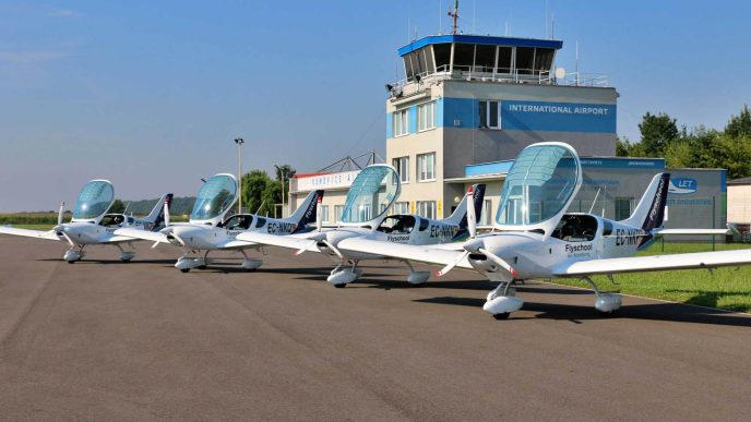 Los alumnos grado en Gestión y Operaciones del Transporte Aéreo de la ETSIAE podrán formarse como pilotos en Flyschool.