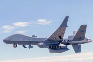 MQ-9AB SeaGuardian con el pod para el lanzamiento de sonoboyas entre otros sistemas.