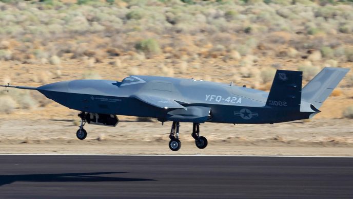 Uno de los YFQ-42A despega durante un vuelo de pruebas.