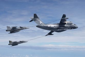 Dos Saab JAS-39 brasileños repostando del demostrador del Embraer KC-390.