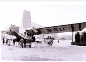 Iberia, por su 50 aniversario, construyó una replica de su primer avión y lo expuso en la plaza de Colón de Madrid.