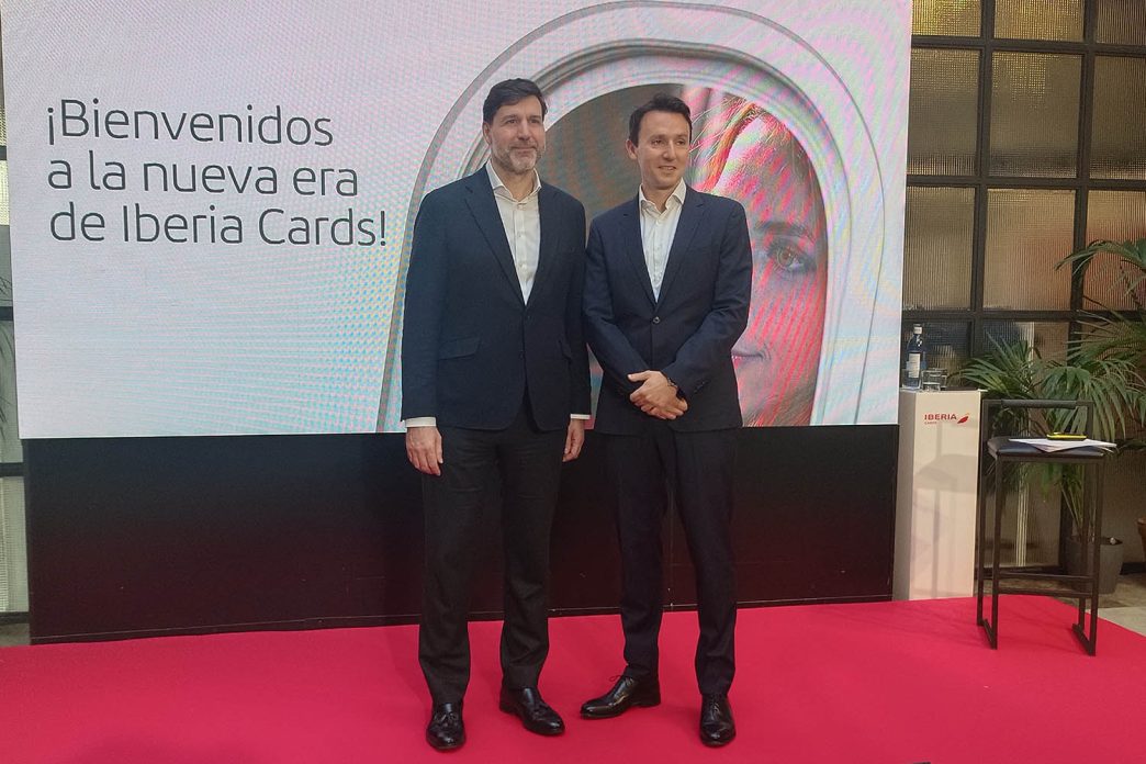 Francisco Javier Cobo, director general de Iberia Cards, y Eduardo Prieto, director general de Visa en España en la presentación de las nuevas tarjetas de crédito.