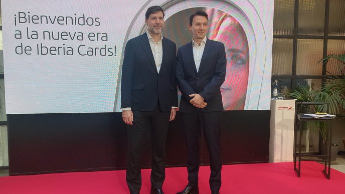 Francisco Javier Cobo, director general de Iberia Cards, y Eduardo Prieto, director general de Visa en España en la presentación de las nuevas tarjetas de crédito.