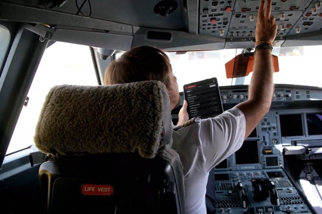 El papel en las cabinas de los aviones es ya historia, sustituido por tablets.