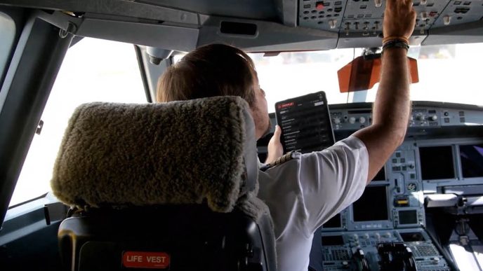El papel en las cabinas de los aviones es ya historia, sustituido por tablets.
