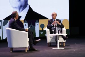 Javier Marín durante su intervenciòn y contestación a Ryanair en la V Convención de Turespaña.