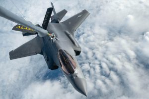 Lockheed Martin F-35A de la USAF durante un repostaje en vuelo.
