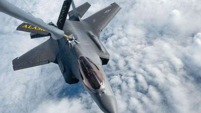 Lockheed Martin F-35A de la USAF durante un repostaje en vuelo.