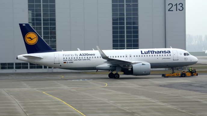 Lufthansa decoró durante un tiempo sus primeros A320neo destacando haber sido la primera, y algunos de los beneficios del modelo.