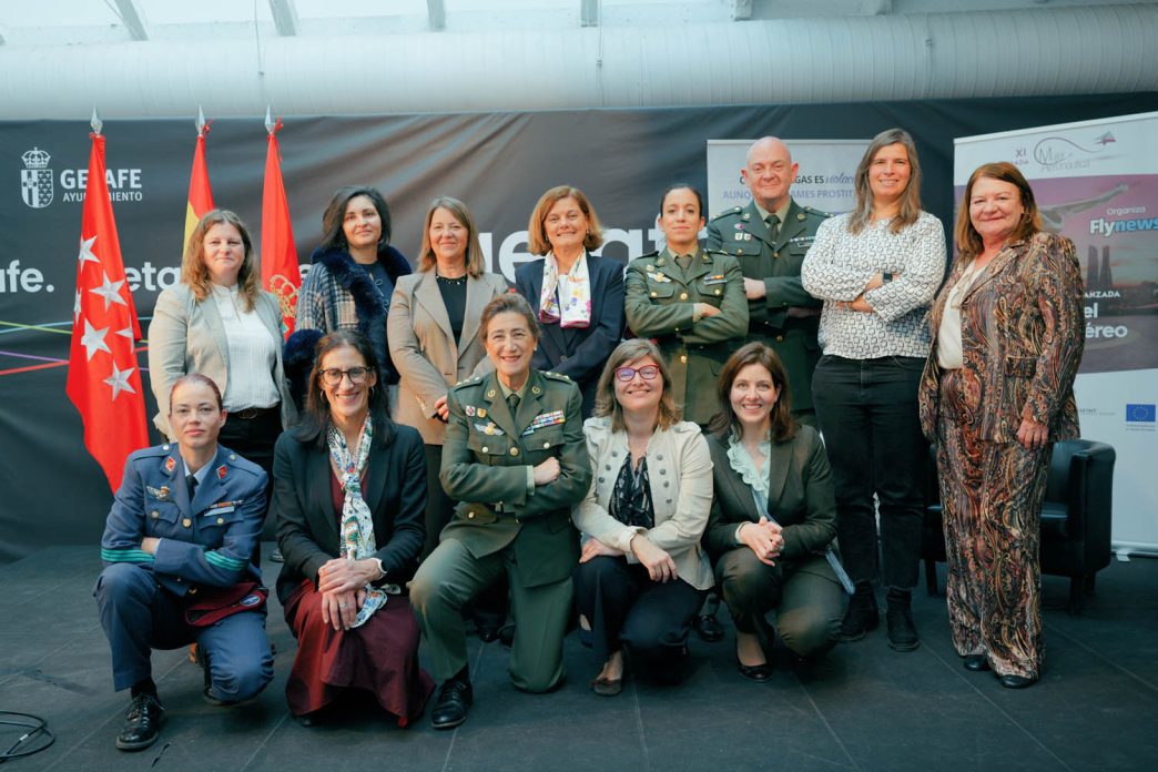 Los premiados en Mujer y Aeronaútica, junto a las ponentes de nuestra mesa, y Elisabeth Melo del ayuntamiento de Getafe y Esther Apesteguía, editora de Fly News.