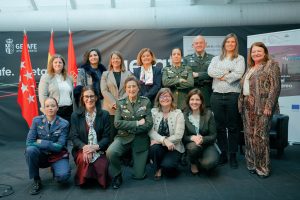 Los premiados en Mujer y Aeronaútica, junto a las ponentes de nuestra mesa, y Elisabeth Melo del ayuntamiento de Getafe y Esther Apesteguía, editora de Fly News.