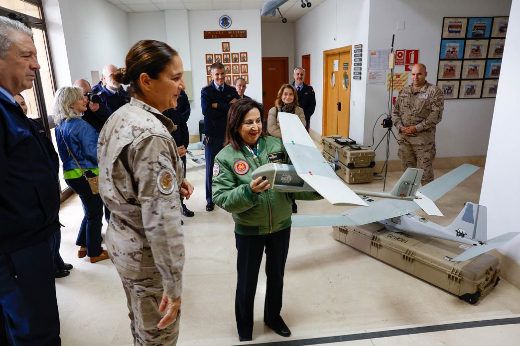 En la base de Matacán, Robles pudo examinar algunos de los drones usados para formación.