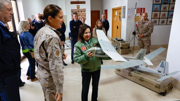 En la base de Matacán, Robles pudo examinar algunos de los drones usados para formación.