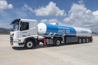 Camion cisterna de Moeve usado para abastecer la gasilinera en el lado aire del aeropuerto de Barcelona El Prat.