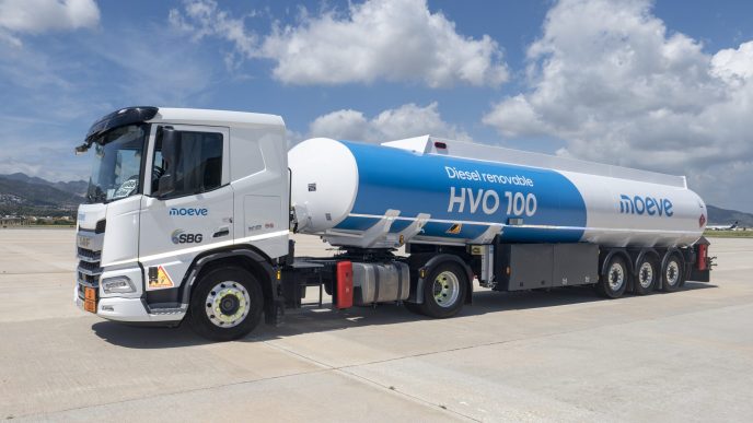 Camion cisterna de Moeve usado para abastecer la gasilinera en el lado aire del aeropuerto de Barcelona El Prat.