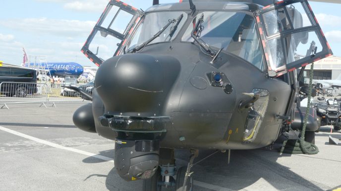NH90 para las Fuerzas Espaciales francesas con el sistema Eurofl’Eye bajo el radar y encima del FLIR.