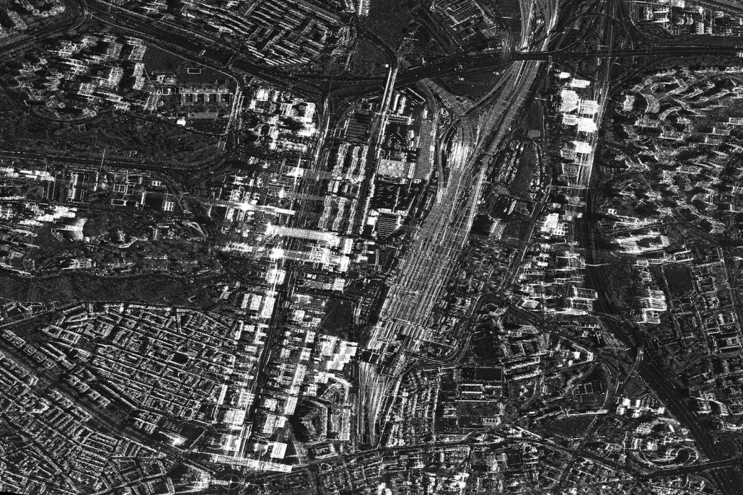 Imágen tomada por el satélite Paz de l zona norte de Madrid. Al centro la estación de tren de Chamartín y a su izquierda las "cuatro torres".