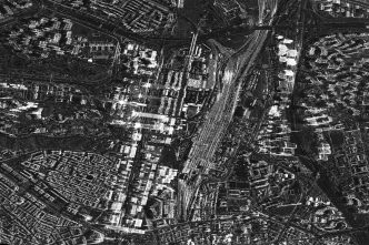 Imágen tomada por el satélite Paz de l zona norte de Madrid. Al centro la estación de tren de Chamartín y a su izquierda las "cuatro torres".