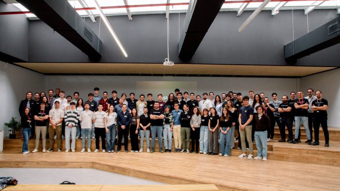 Directivos de PLD Space junto a algunos de los jóvenes contratados tras la primera edición de AdAdstra.