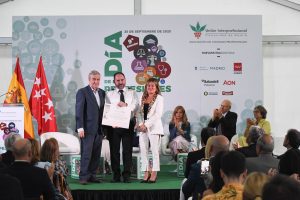 Entrega del premio de UICM a Javier Lozano.