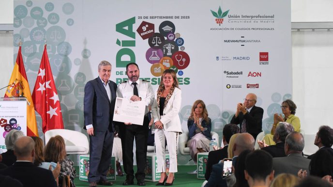 Entrega del premio de UICM a Javier Lozano.